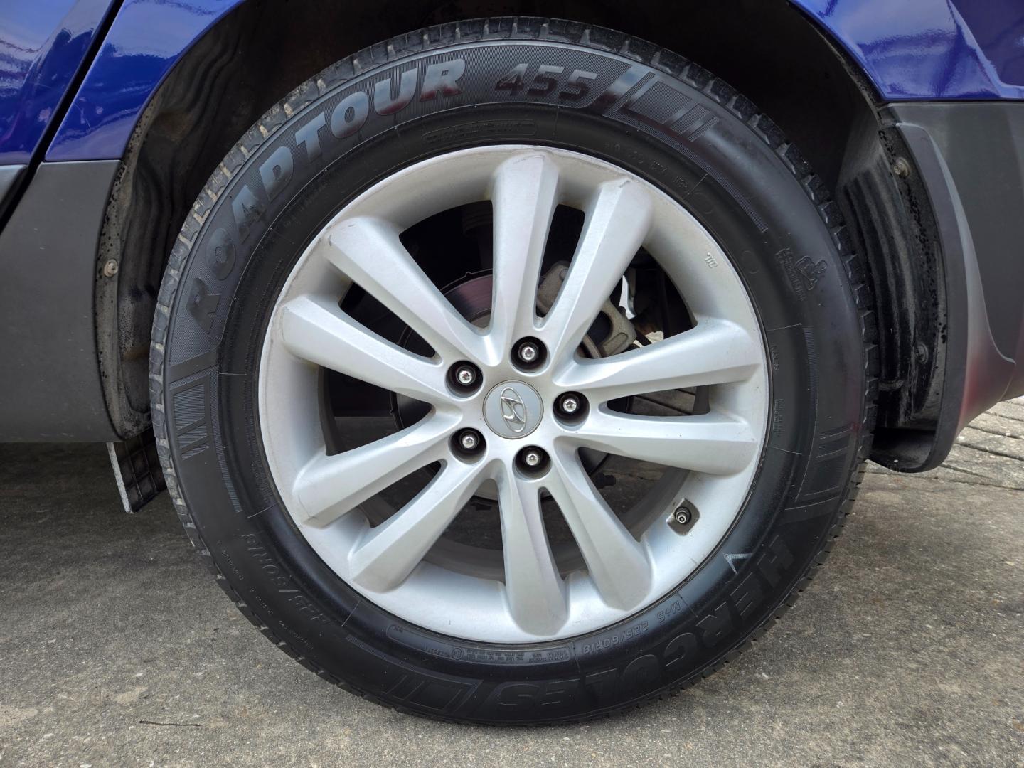 2013 Blue Hyundai Tucson Limited 2WD (KM8JU3AC4DU) with an 2.4L L4 DOHC 16V engine, 6-Speed Automatic transmission, located at 503 West Court, Seguin, TX, 78155, (830) 379-3373, 29.568621, -97.969803 - Photo#8